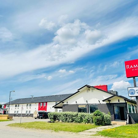 Ramada By Wyndham Dawson Creek Hotel Екстериор снимка