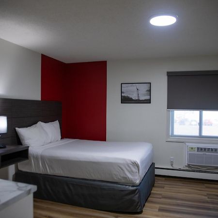 Ramada By Wyndham Dawson Creek Hotel Екстериор снимка
