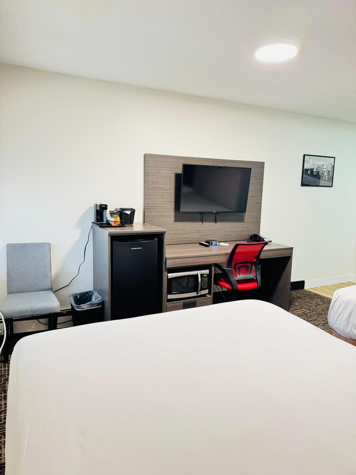 Ramada By Wyndham Dawson Creek Hotel Екстериор снимка