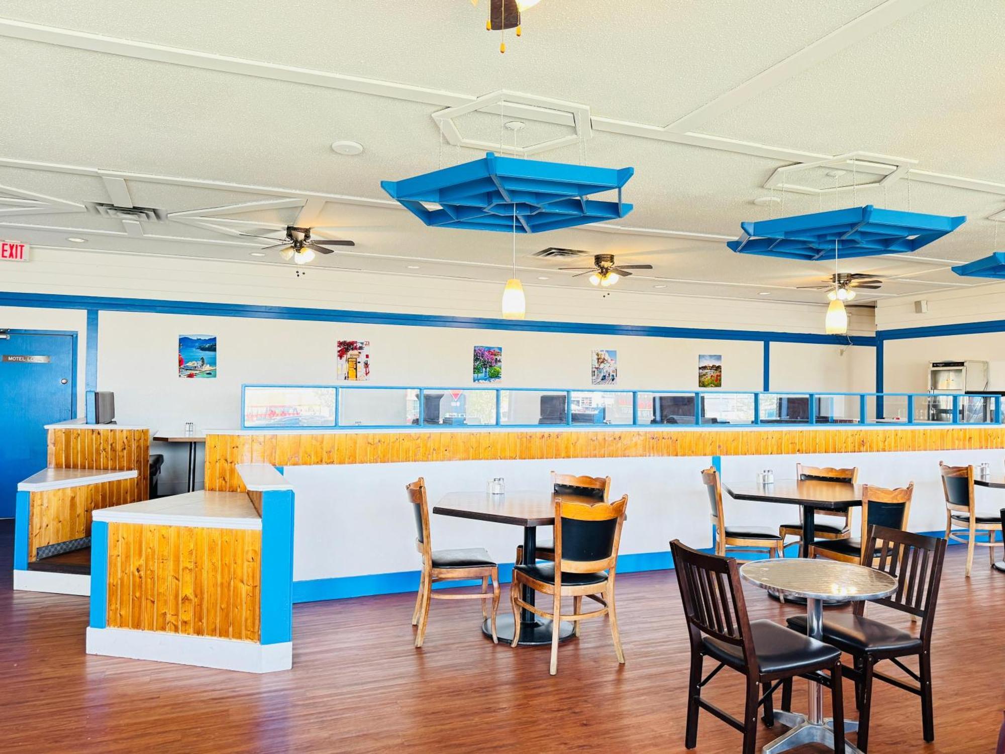 Ramada By Wyndham Dawson Creek Hotel Екстериор снимка