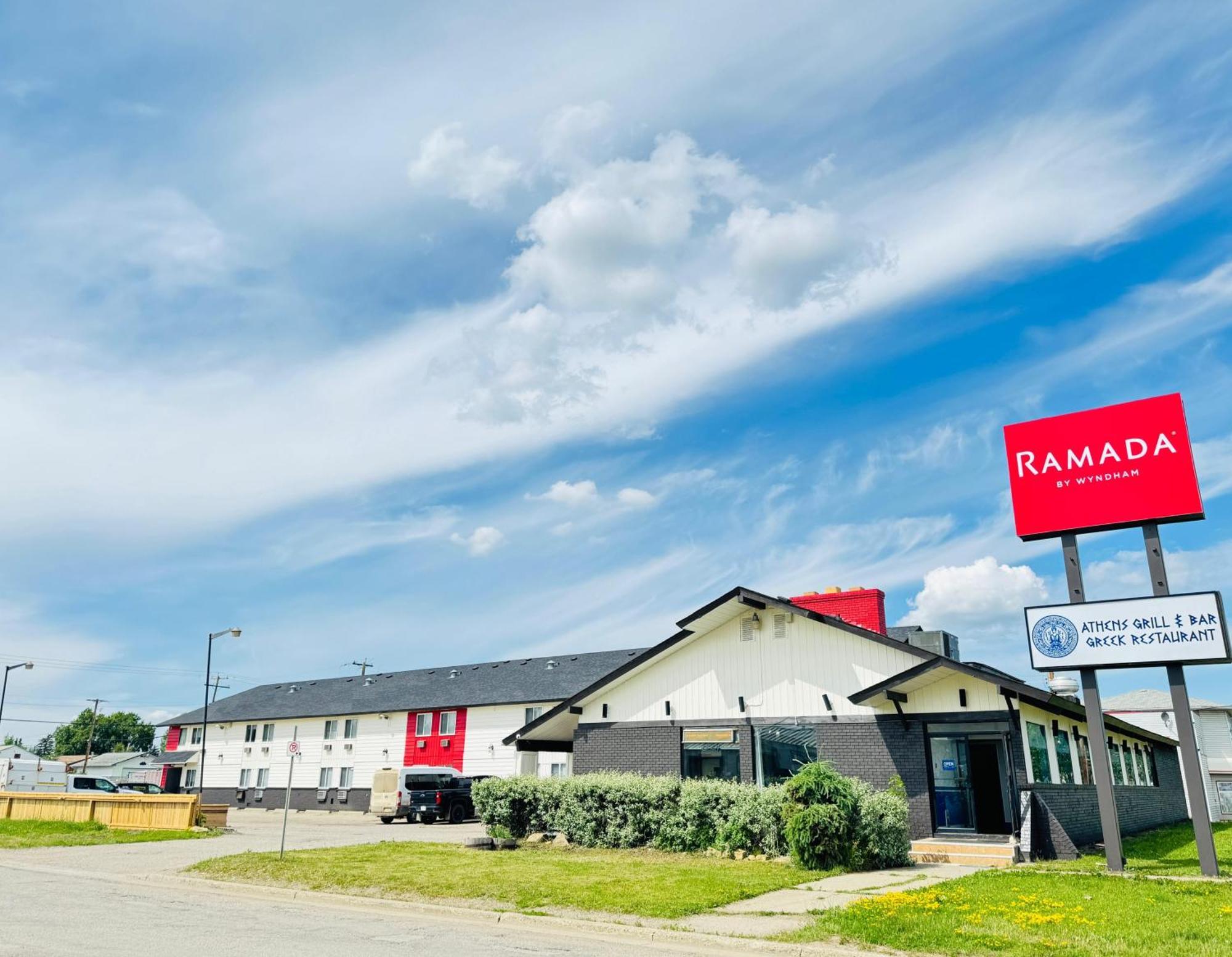 Ramada By Wyndham Dawson Creek Hotel Екстериор снимка