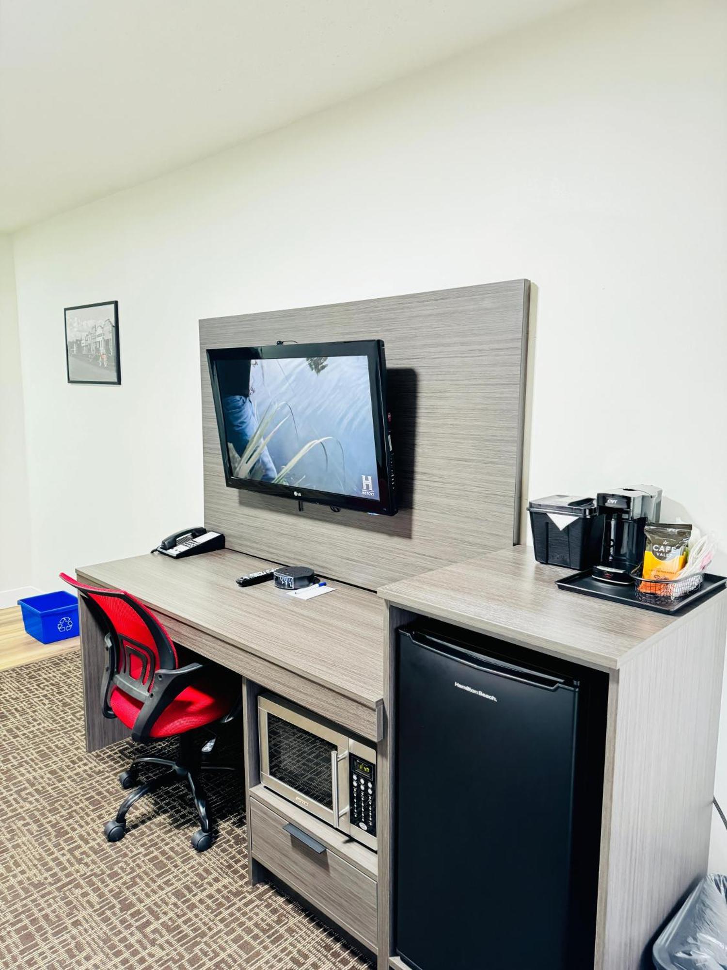 Ramada By Wyndham Dawson Creek Hotel Екстериор снимка