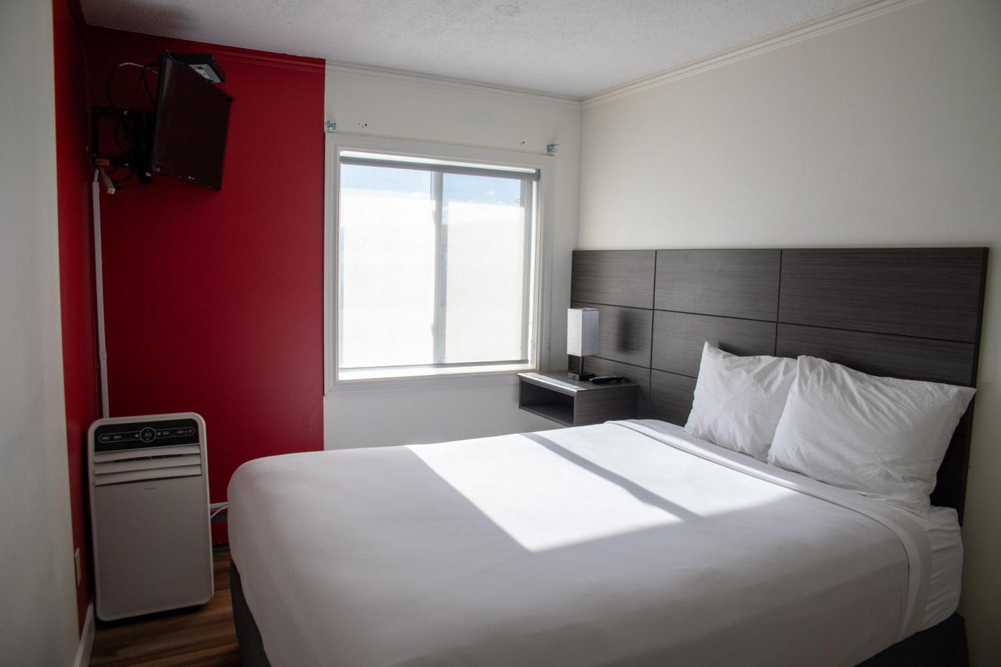 Ramada By Wyndham Dawson Creek Hotel Екстериор снимка
