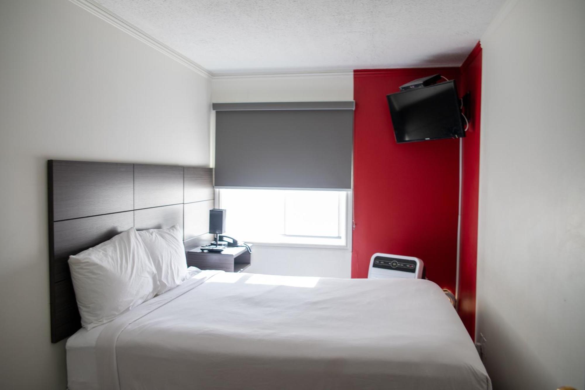 Ramada By Wyndham Dawson Creek Hotel Екстериор снимка