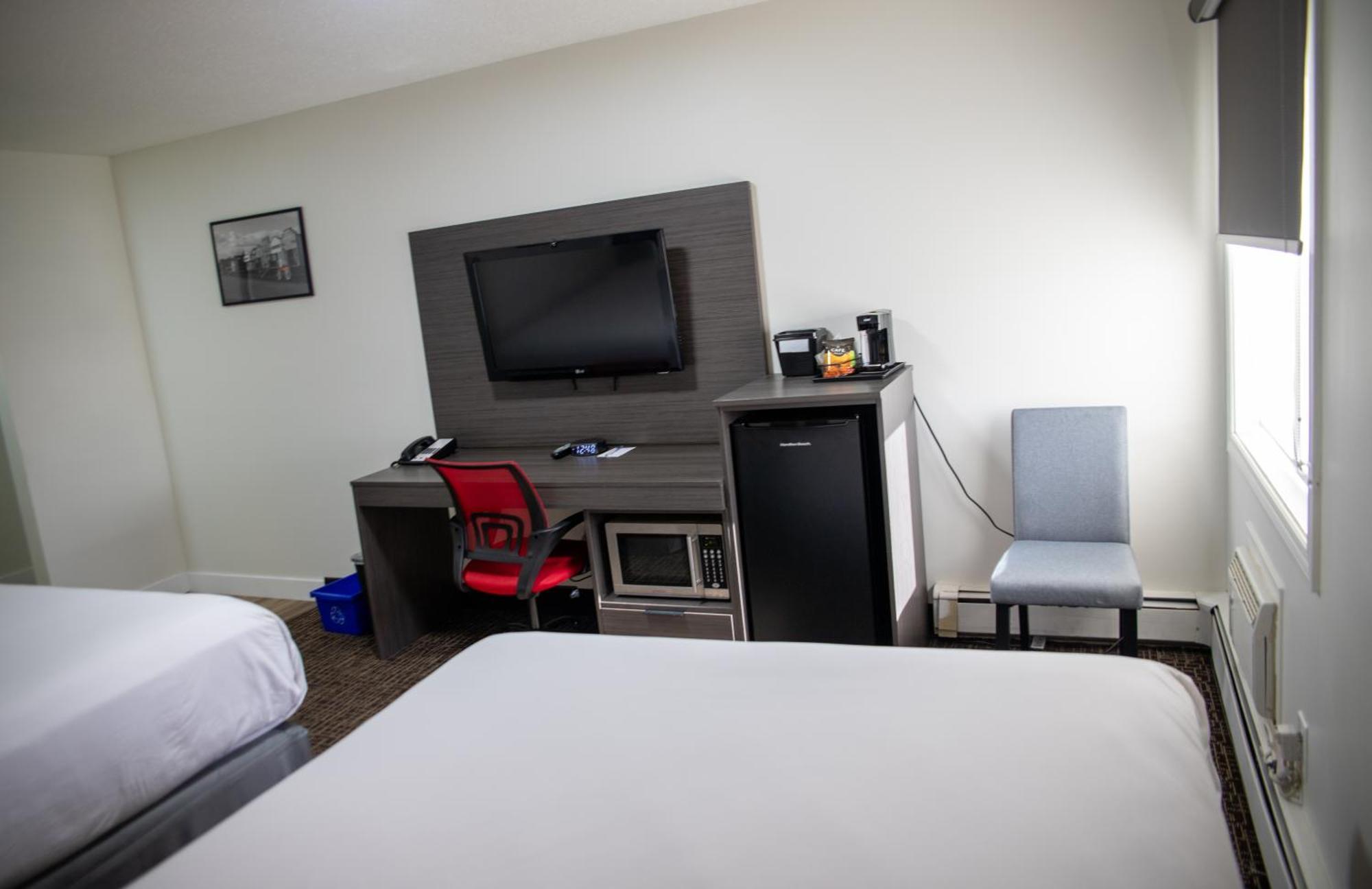 Ramada By Wyndham Dawson Creek Hotel Екстериор снимка
