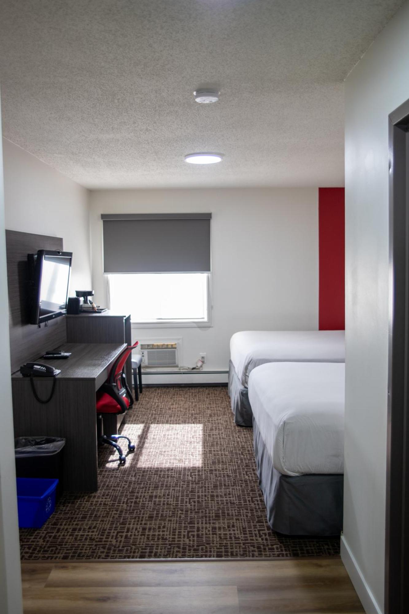 Ramada By Wyndham Dawson Creek Hotel Екстериор снимка