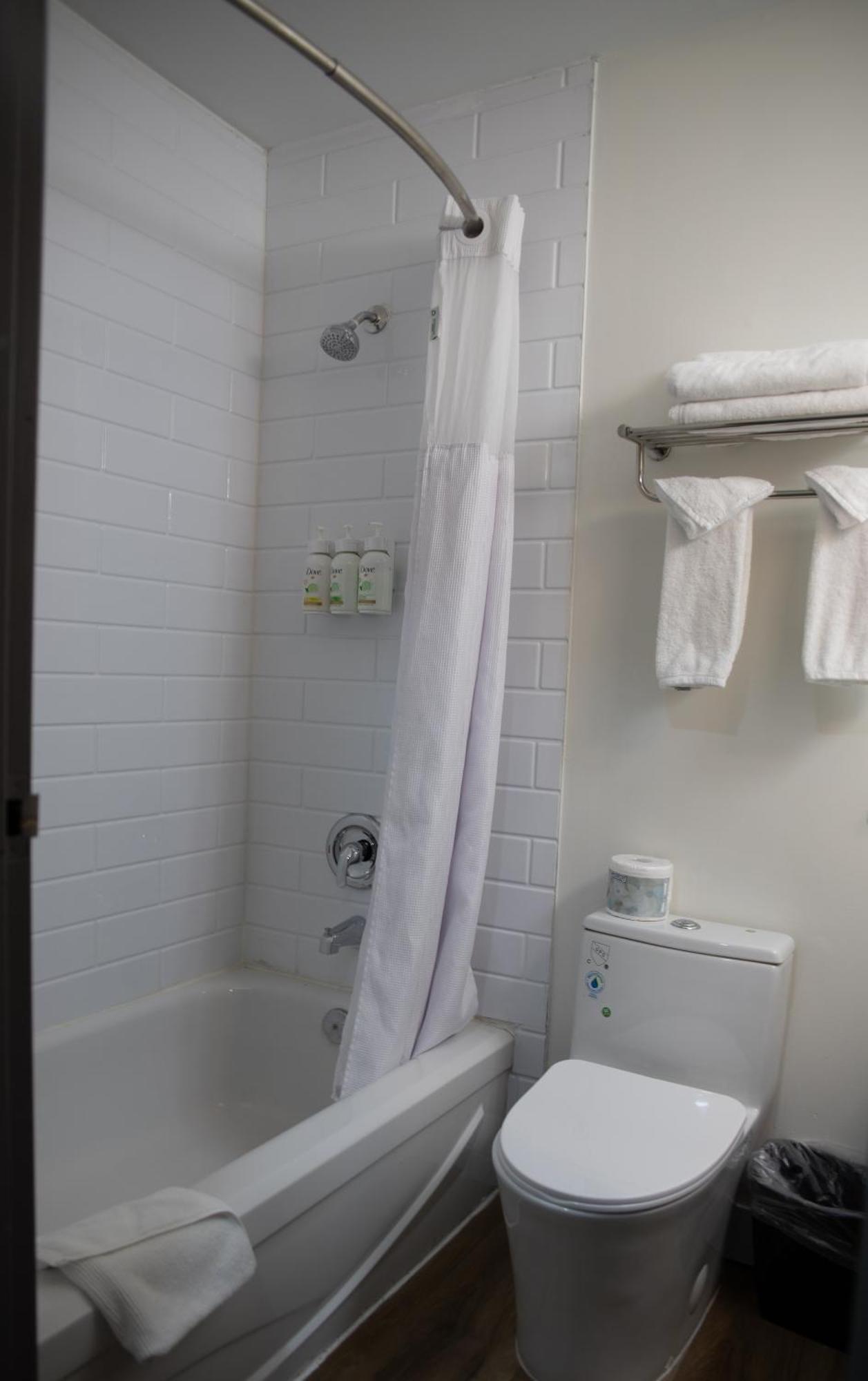 Ramada By Wyndham Dawson Creek Hotel Екстериор снимка