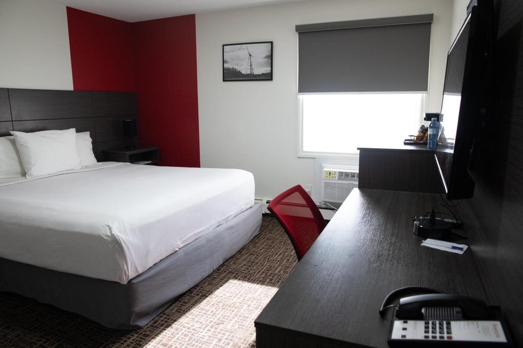 Ramada By Wyndham Dawson Creek Hotel Екстериор снимка