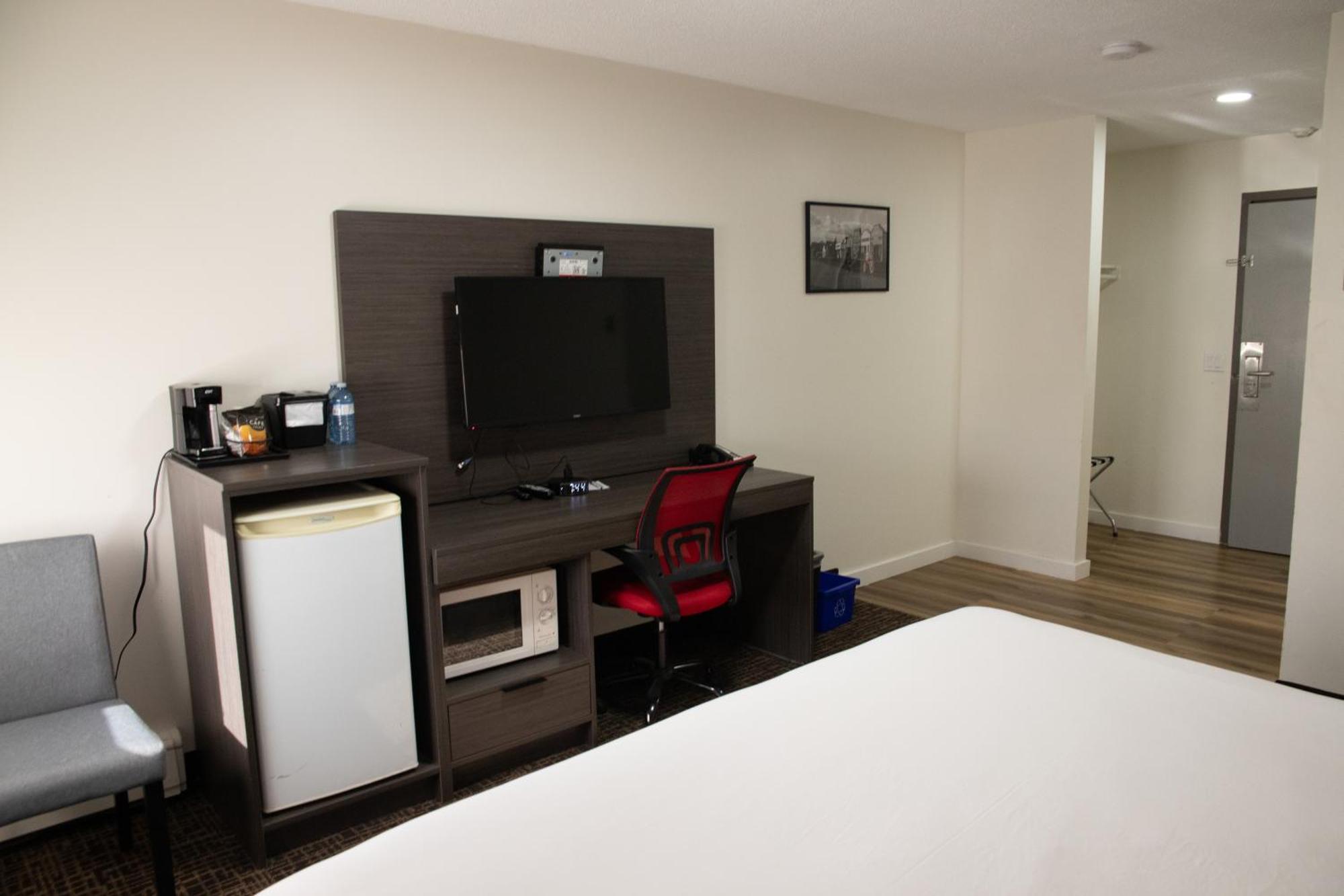 Ramada By Wyndham Dawson Creek Hotel Екстериор снимка