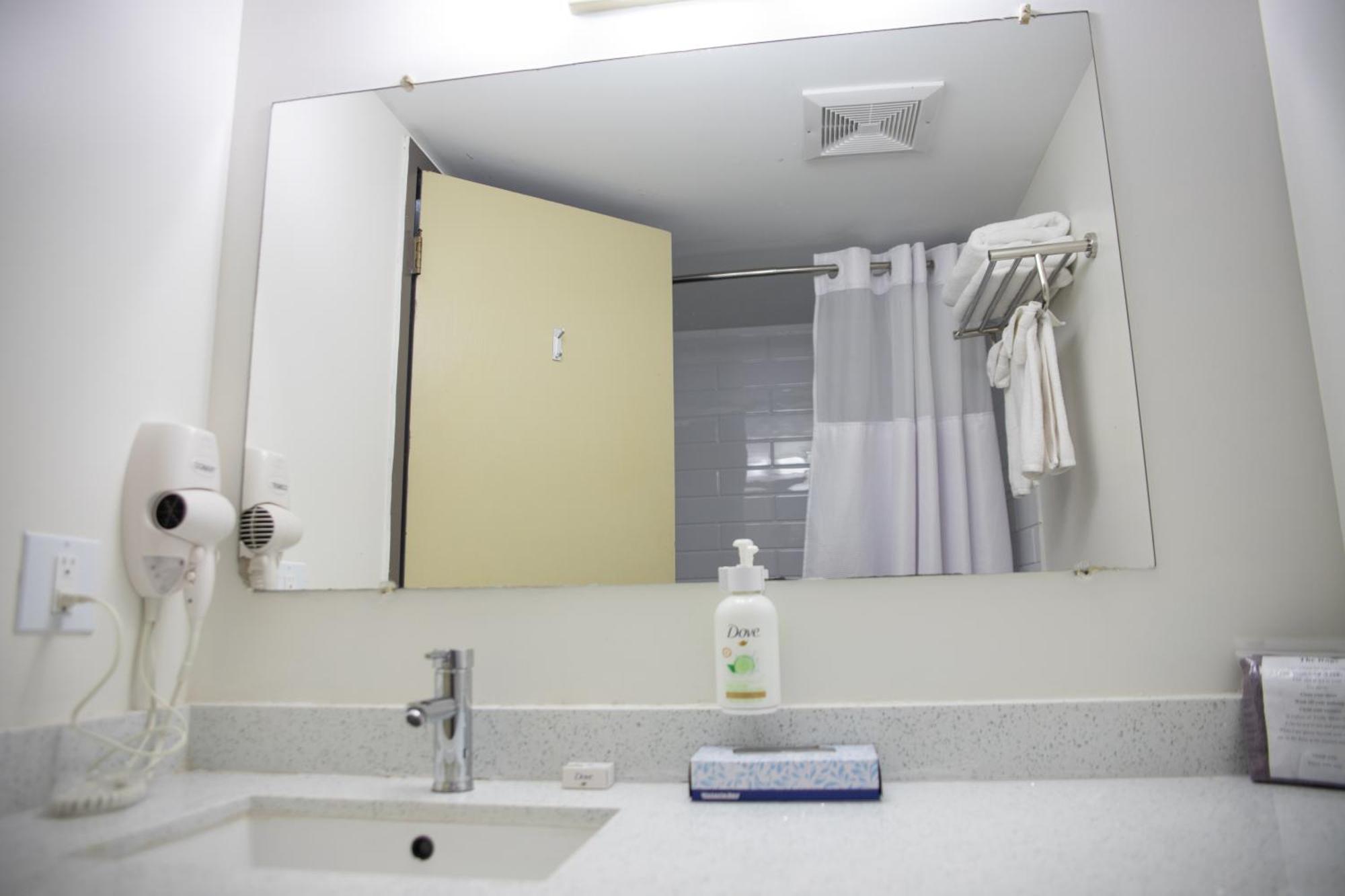 Ramada By Wyndham Dawson Creek Hotel Екстериор снимка