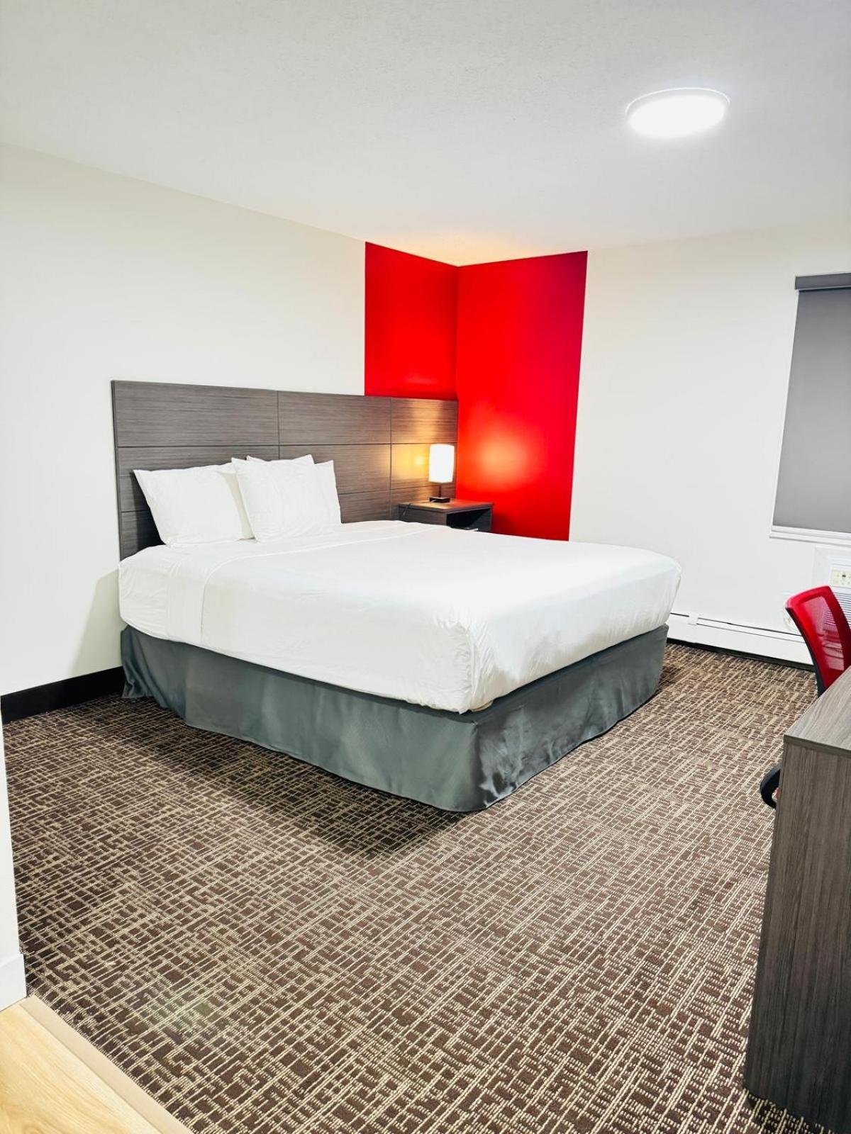 Ramada By Wyndham Dawson Creek Hotel Екстериор снимка