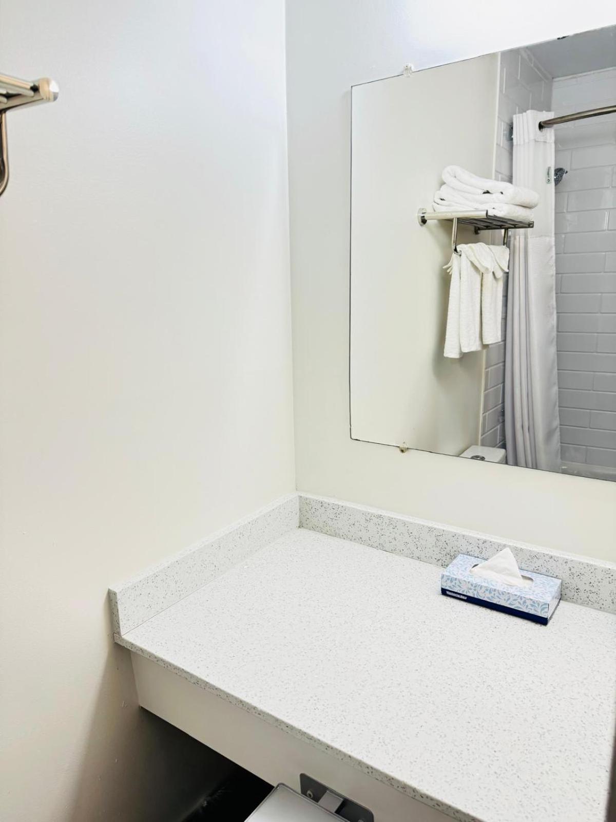 Ramada By Wyndham Dawson Creek Hotel Екстериор снимка
