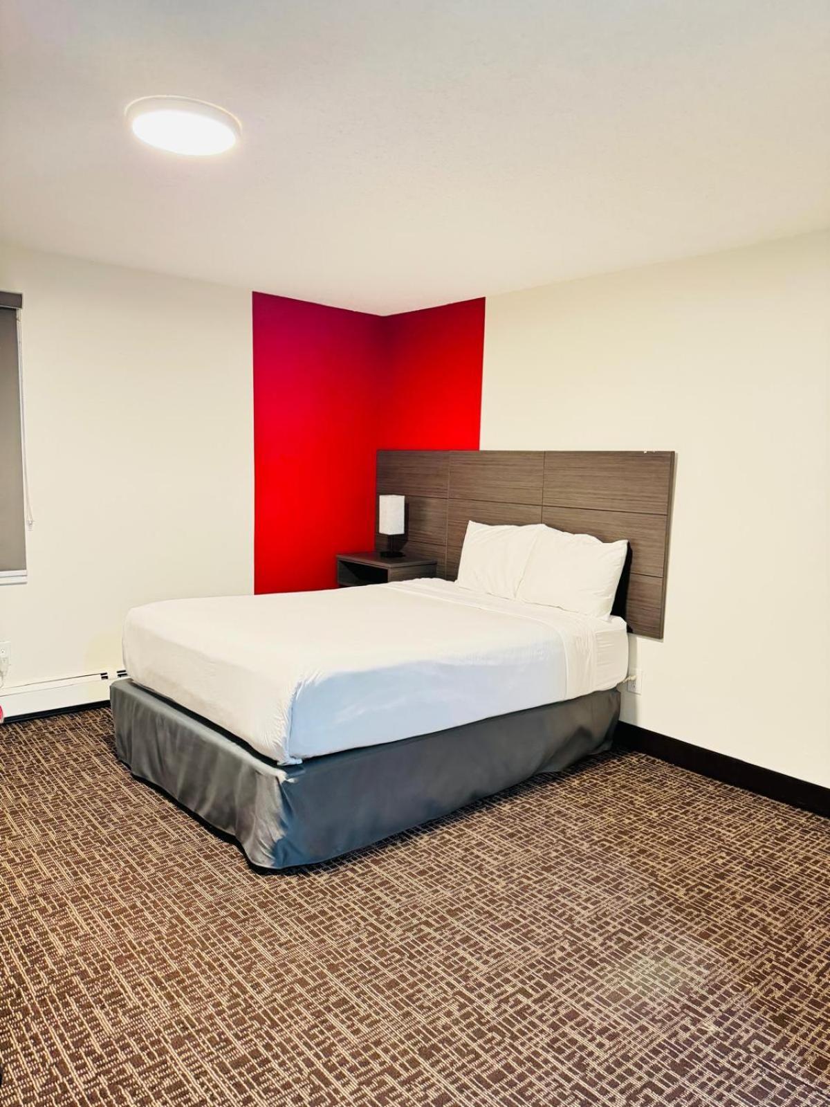 Ramada By Wyndham Dawson Creek Hotel Екстериор снимка