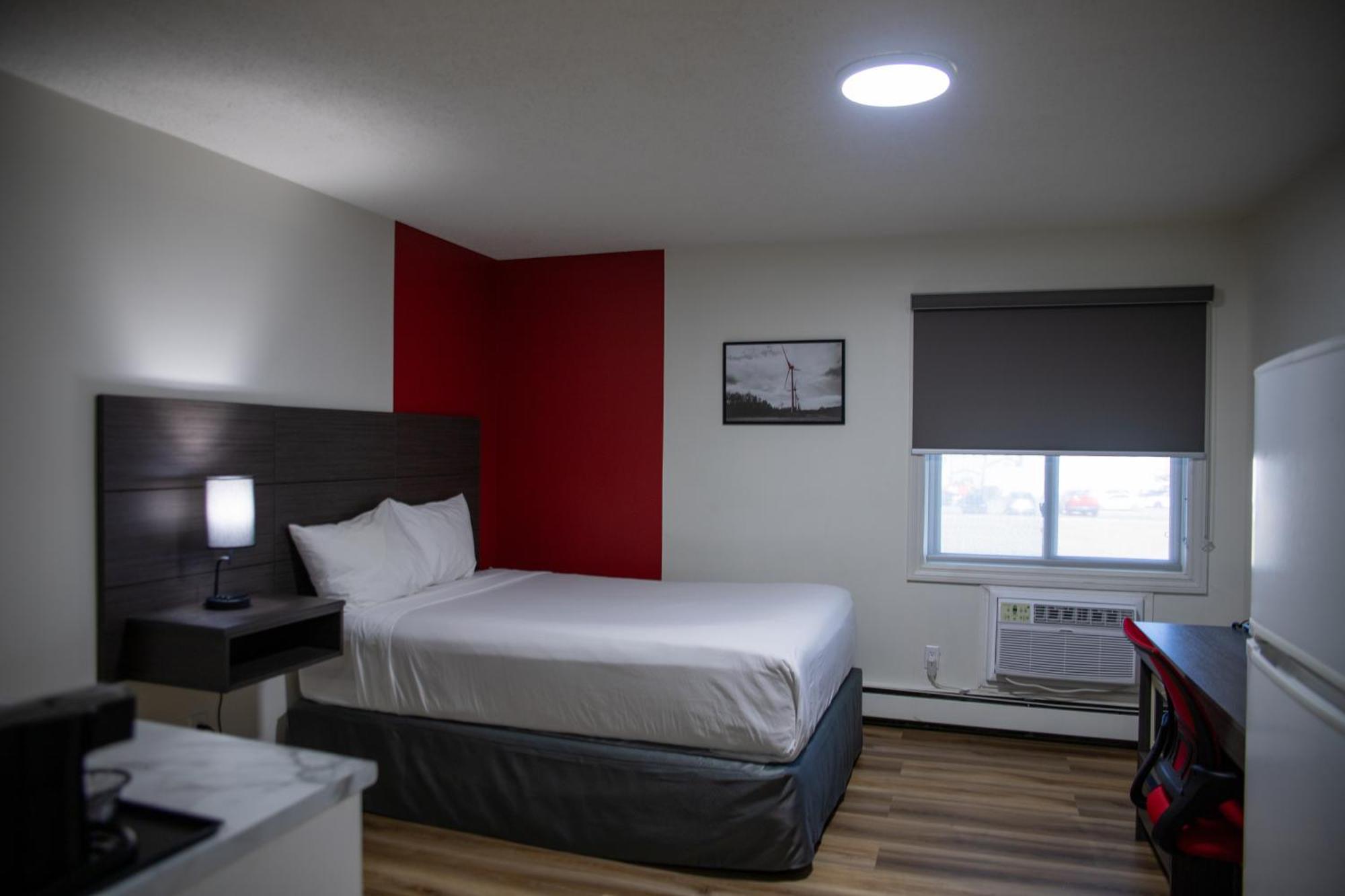 Ramada By Wyndham Dawson Creek Hotel Екстериор снимка
