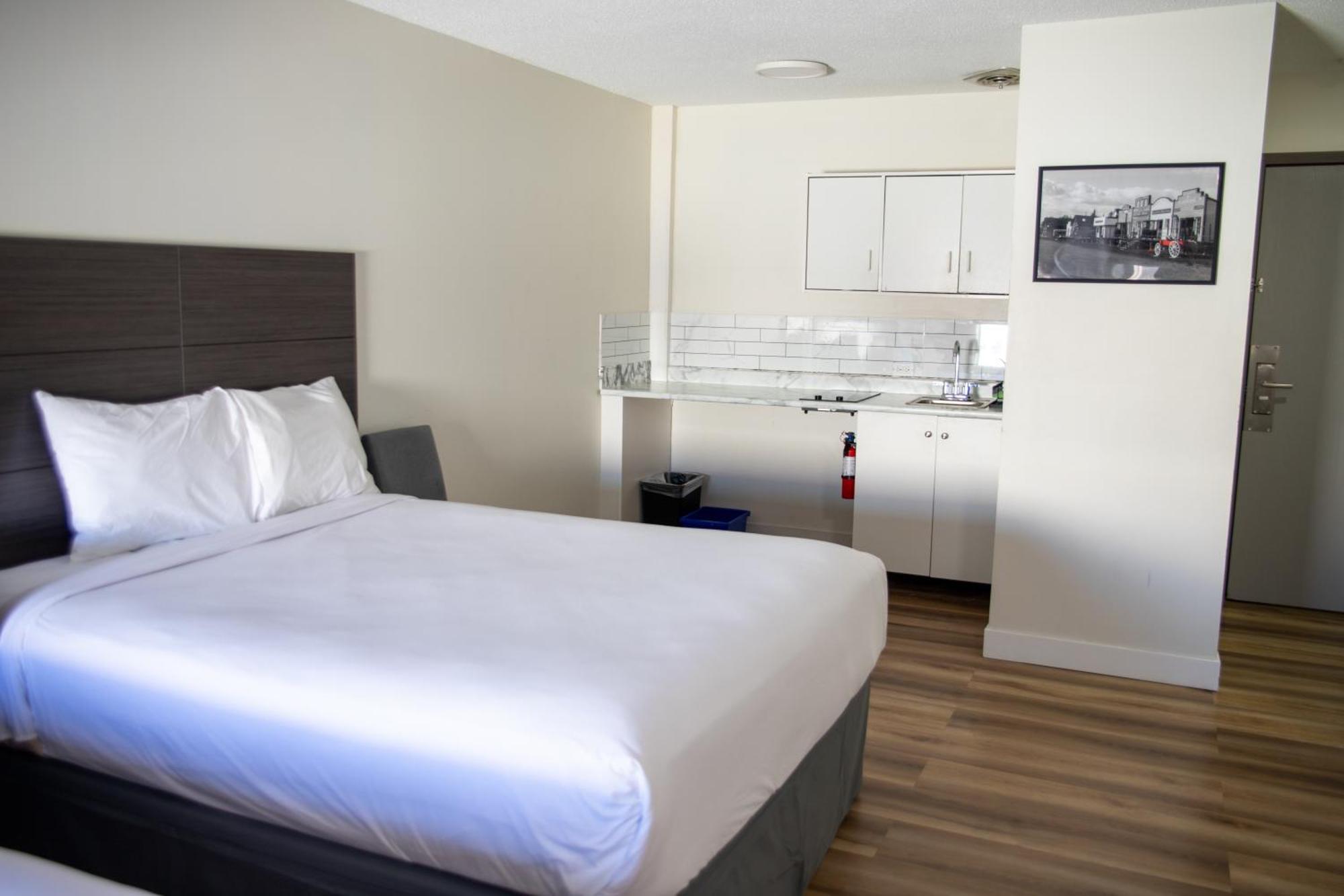 Ramada By Wyndham Dawson Creek Hotel Екстериор снимка