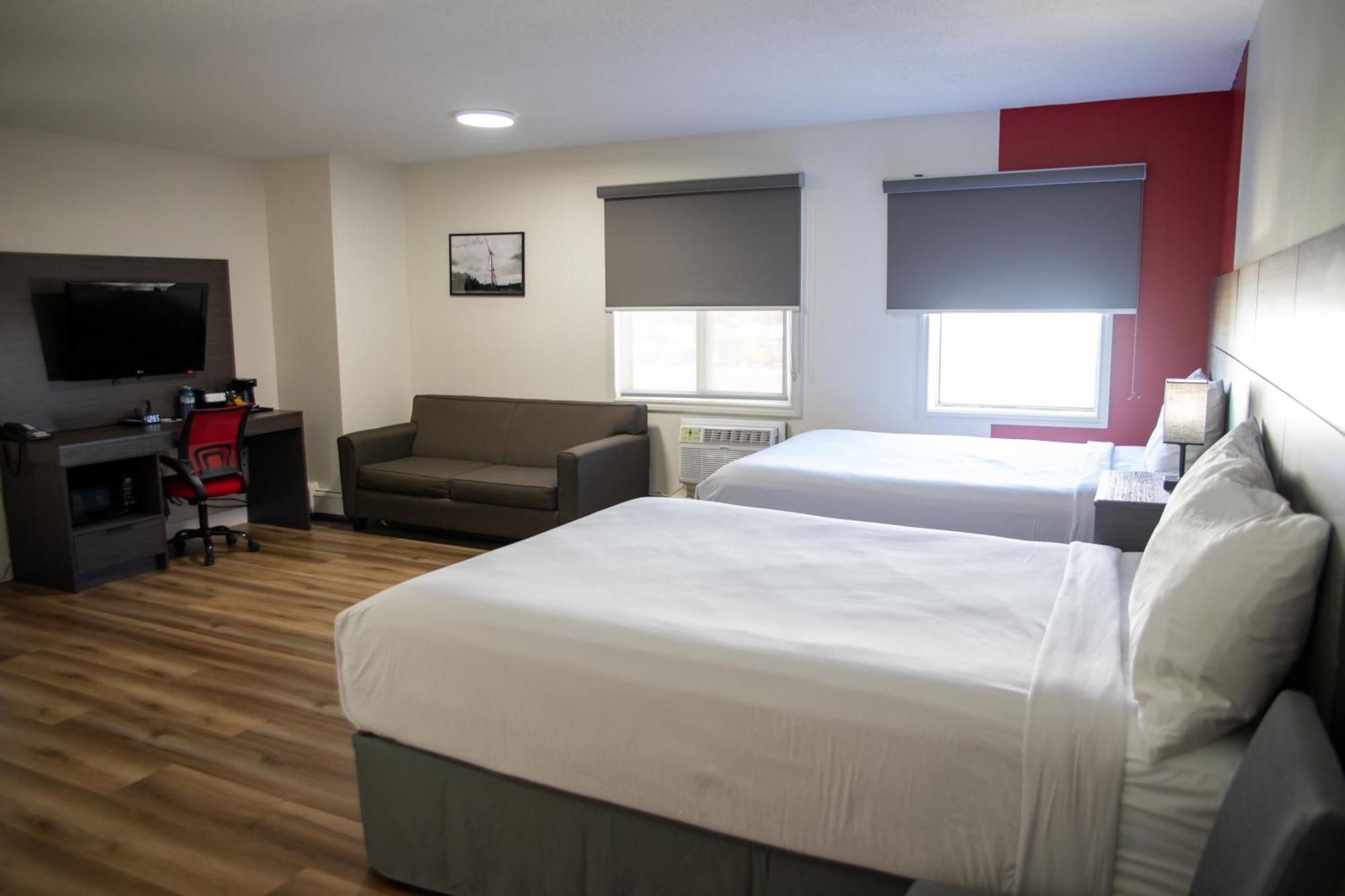 Ramada By Wyndham Dawson Creek Hotel Екстериор снимка