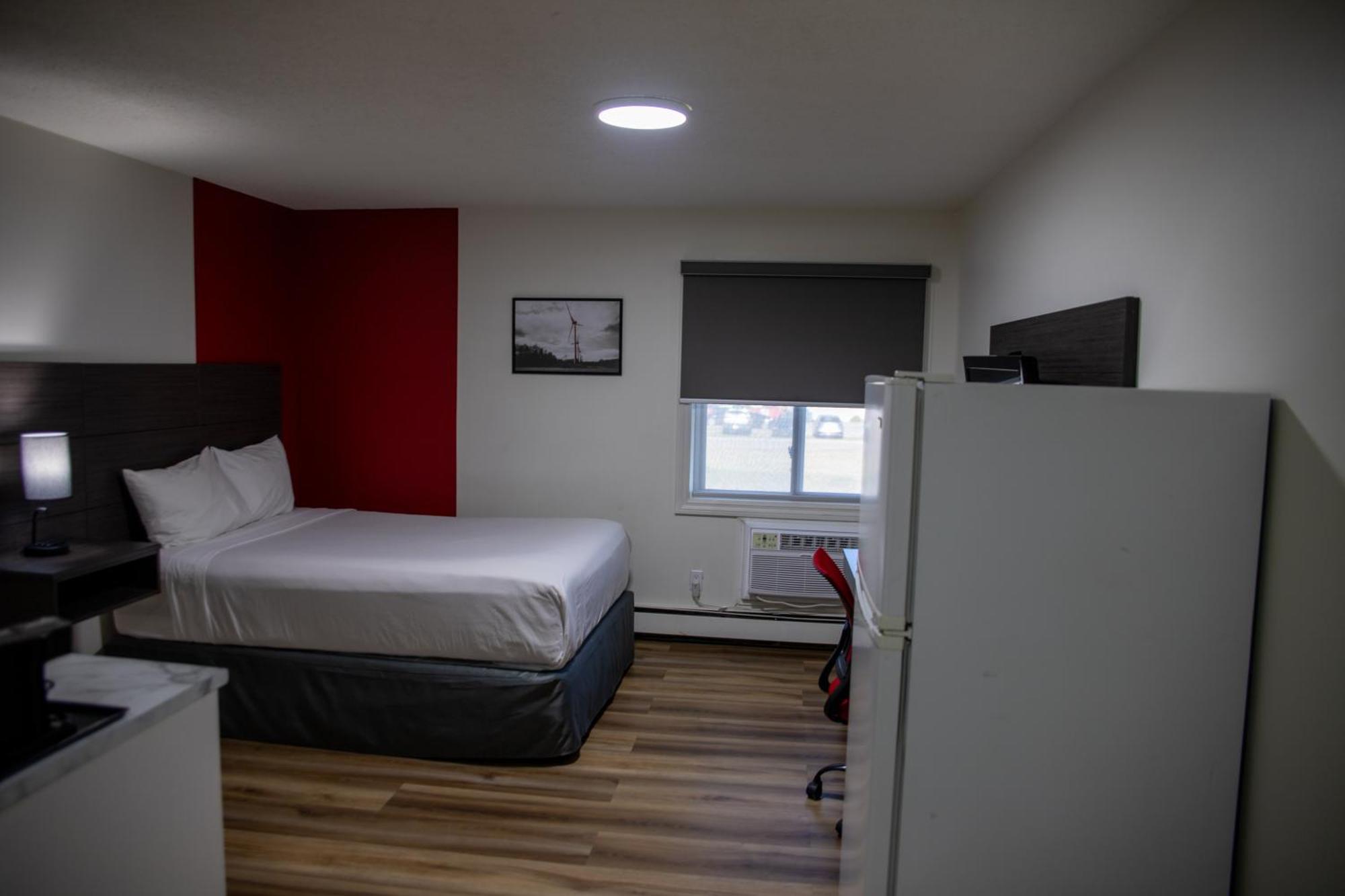 Ramada By Wyndham Dawson Creek Hotel Екстериор снимка