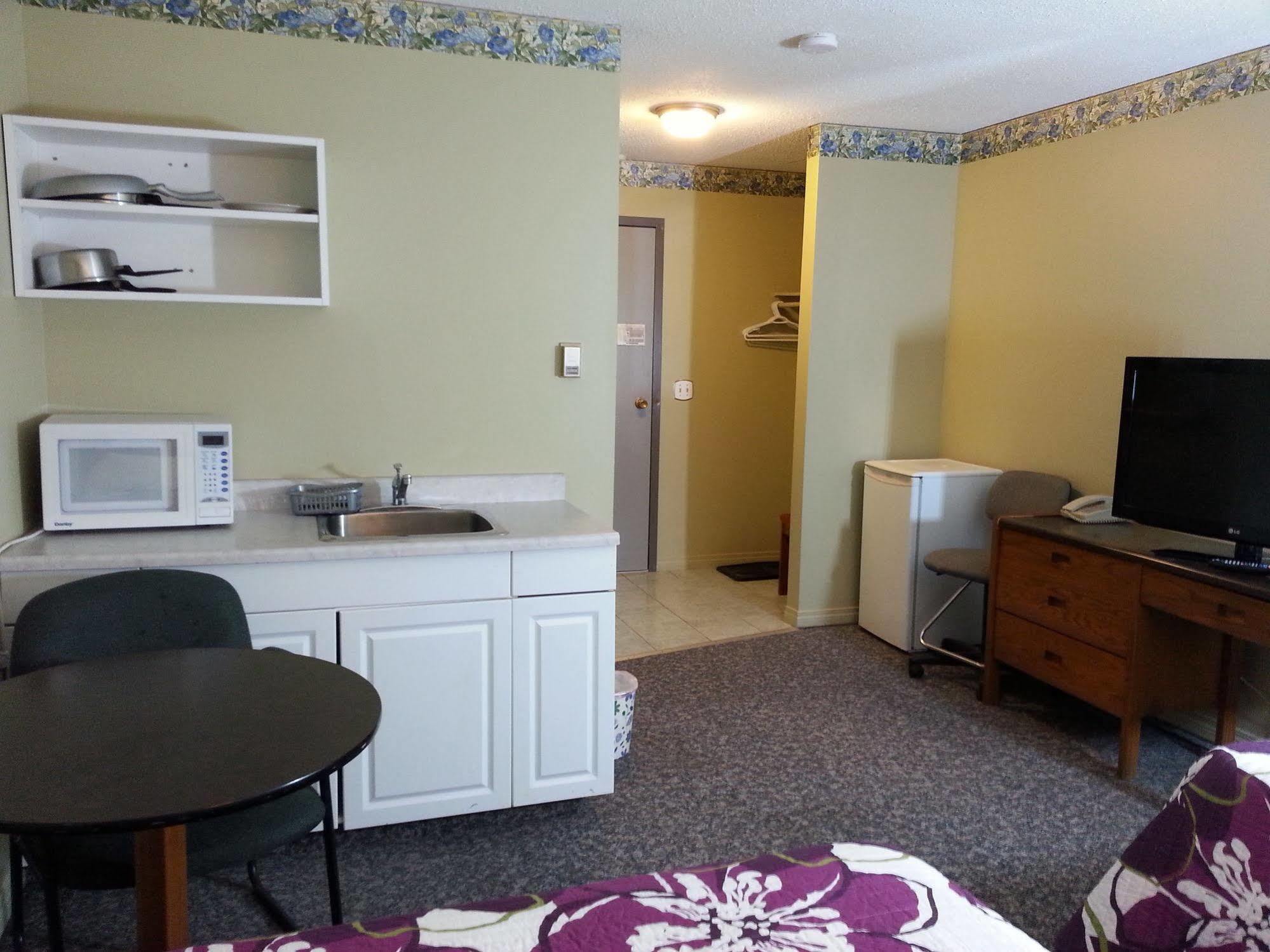 Ramada By Wyndham Dawson Creek Hotel Екстериор снимка