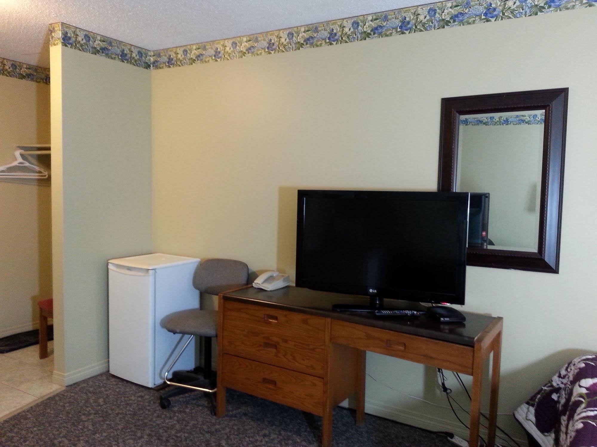 Ramada By Wyndham Dawson Creek Hotel Екстериор снимка
