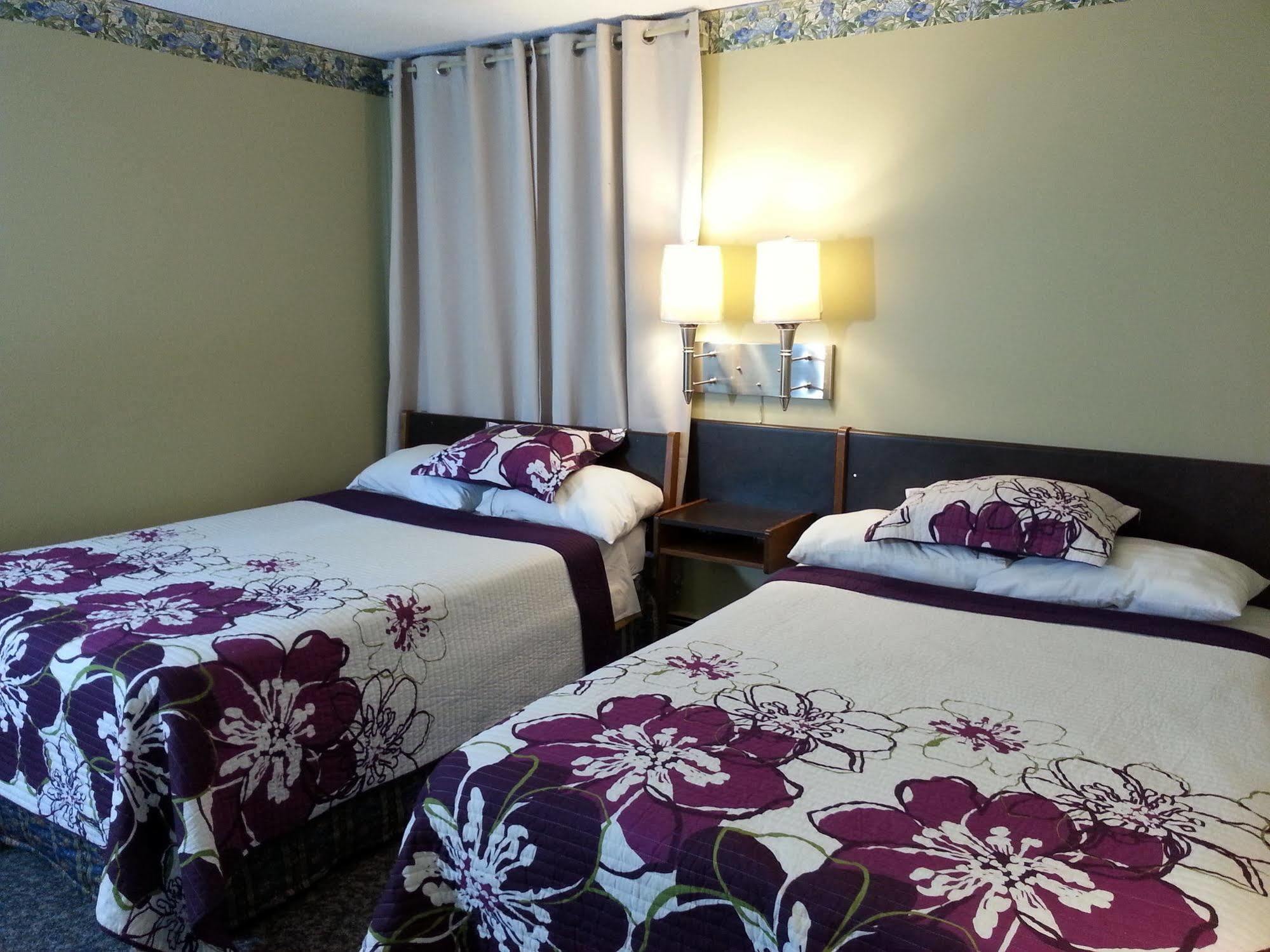 Ramada By Wyndham Dawson Creek Hotel Екстериор снимка
