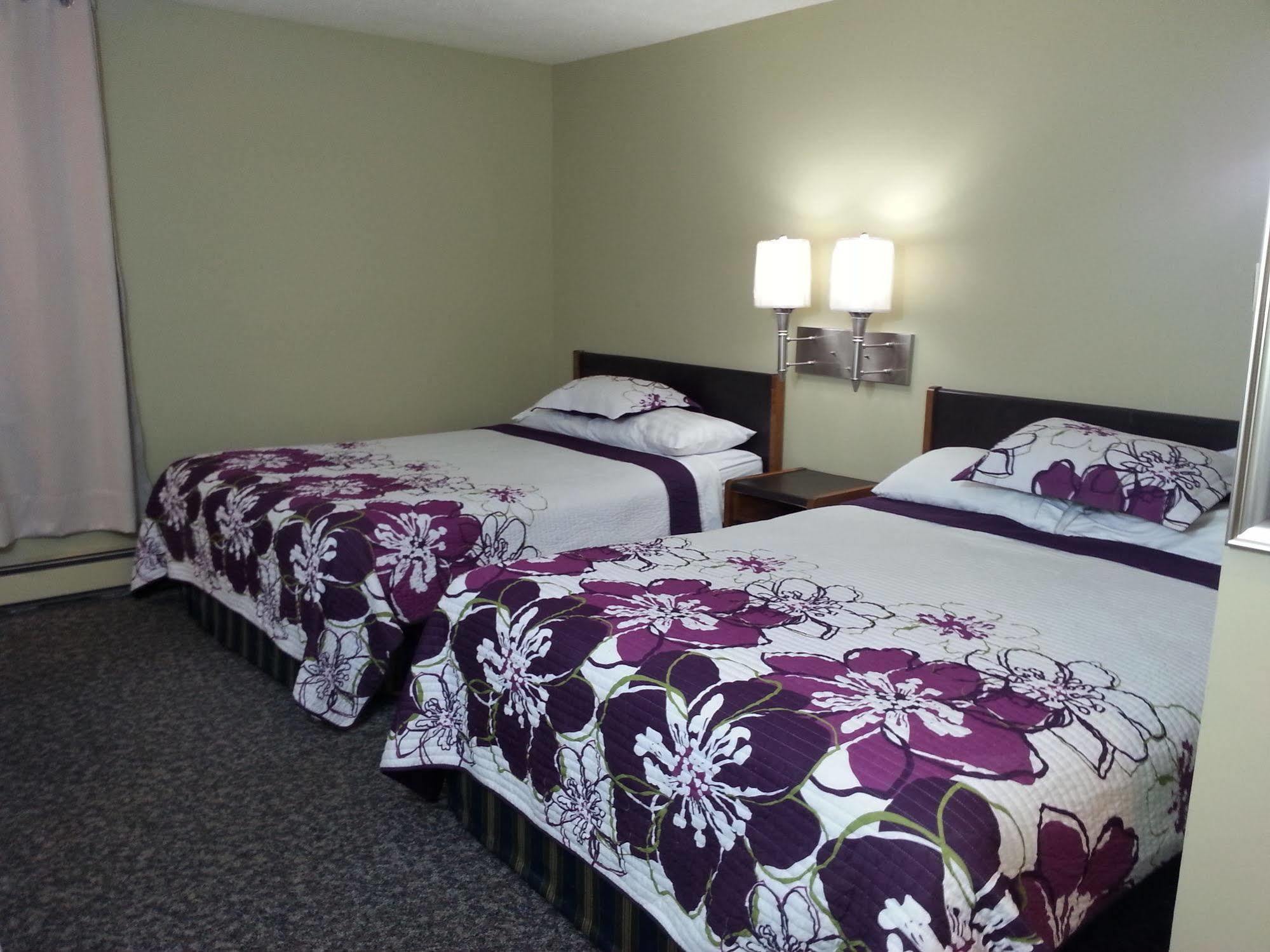 Ramada By Wyndham Dawson Creek Hotel Екстериор снимка