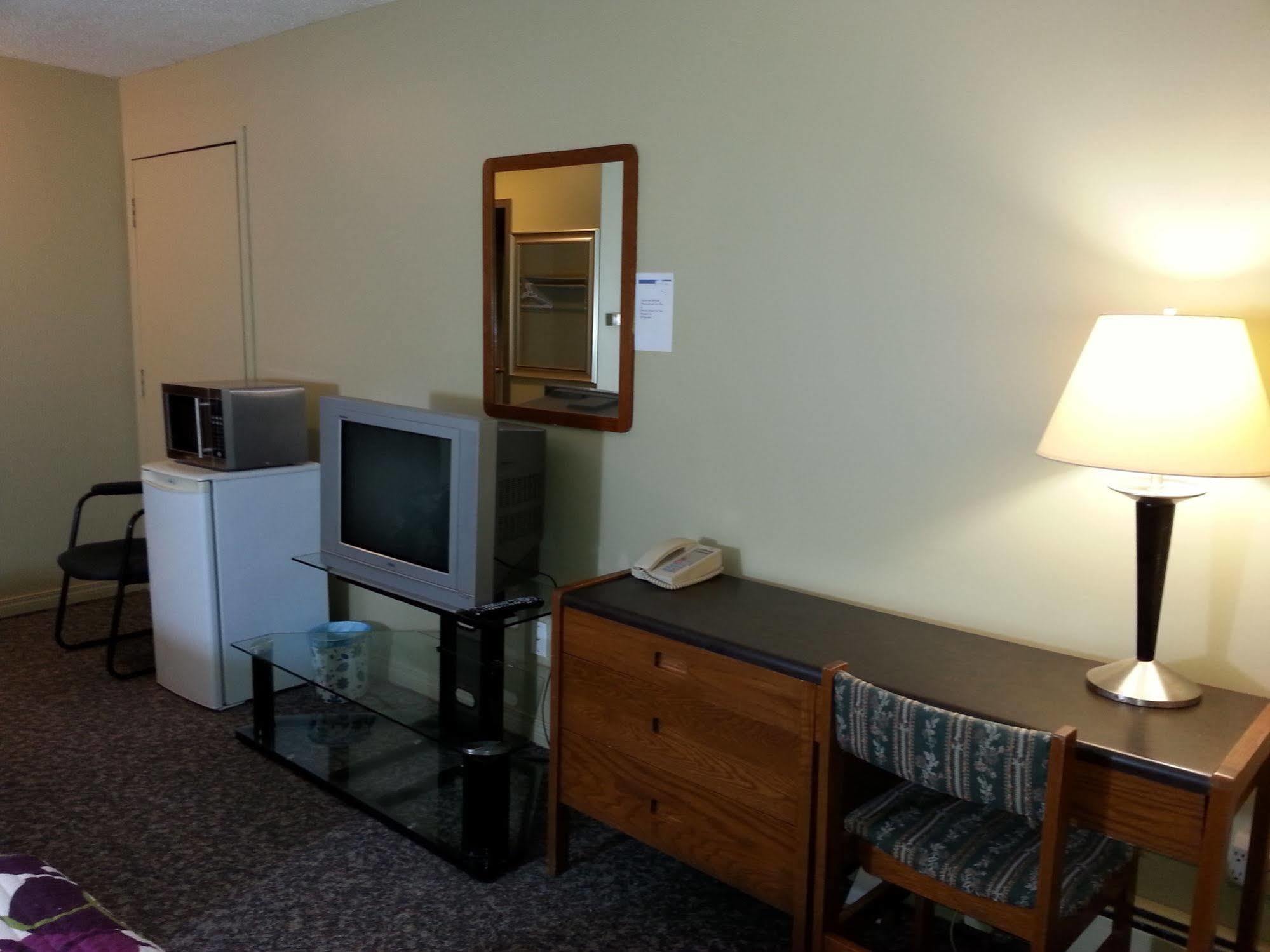 Ramada By Wyndham Dawson Creek Hotel Екстериор снимка