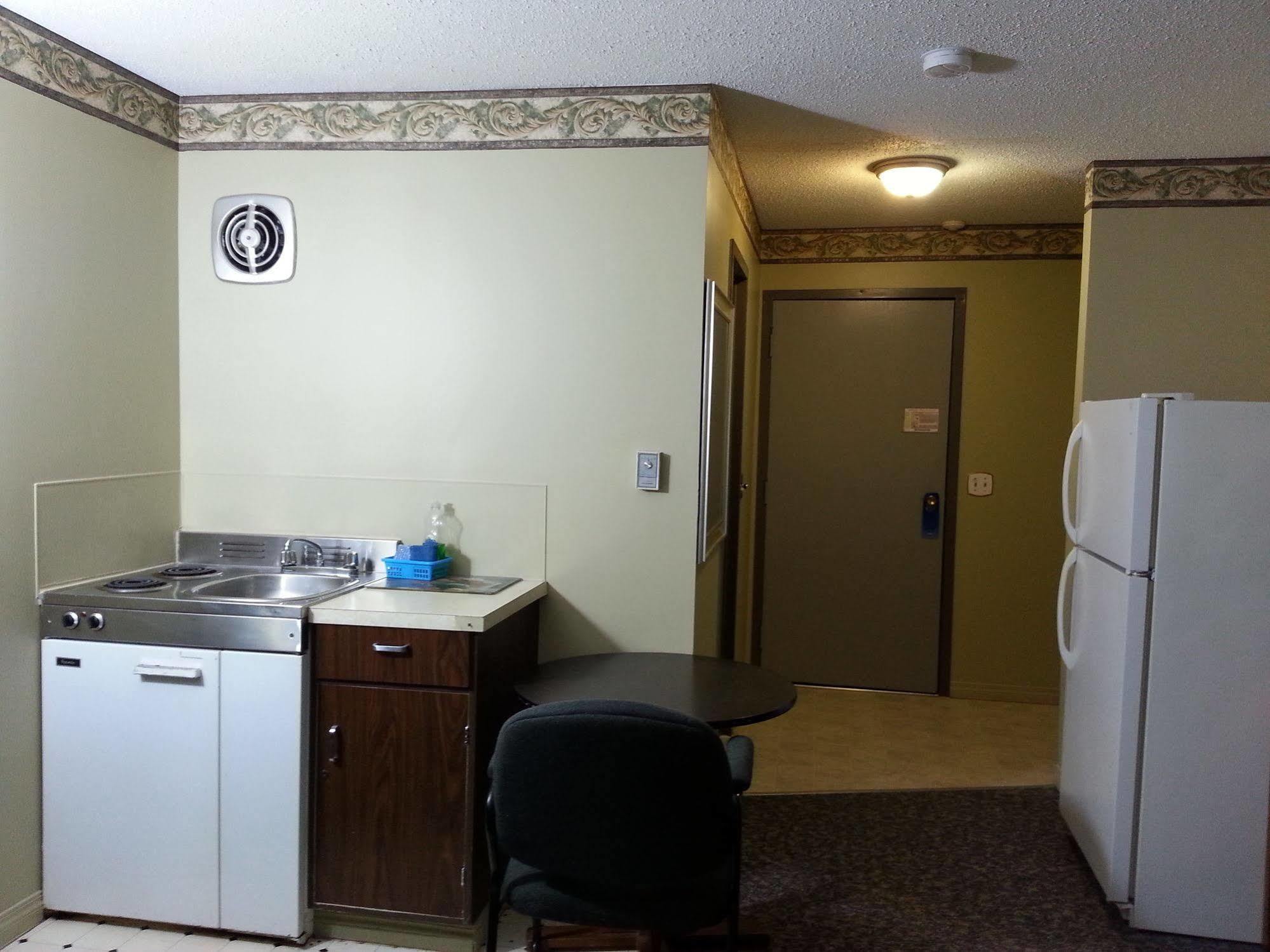 Ramada By Wyndham Dawson Creek Hotel Екстериор снимка