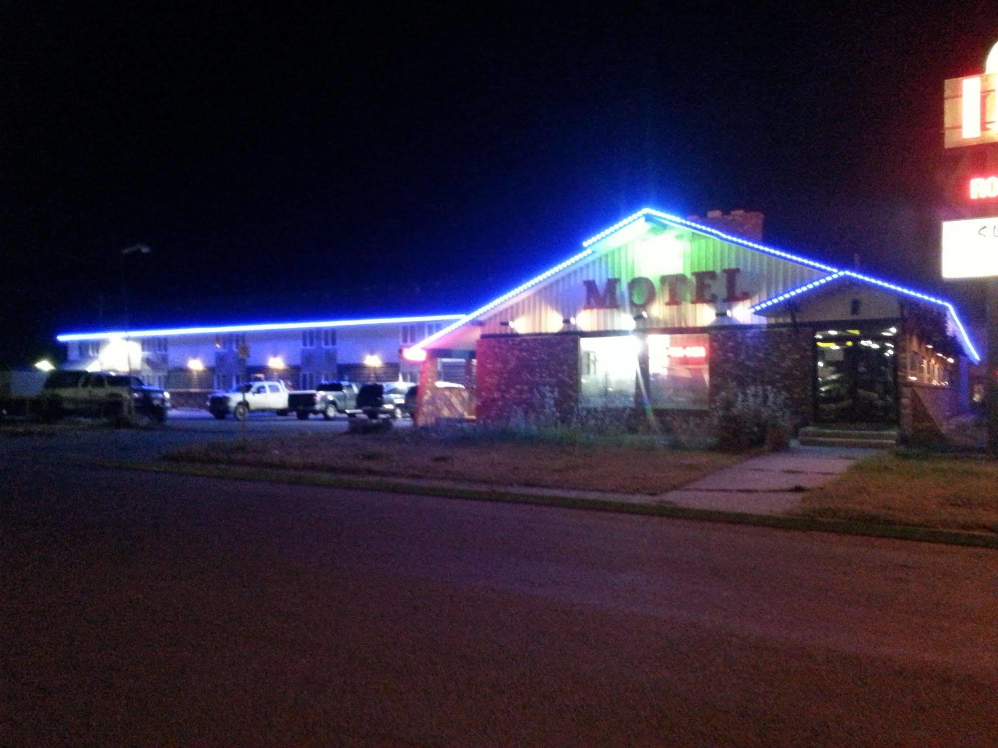 Ramada By Wyndham Dawson Creek Hotel Екстериор снимка